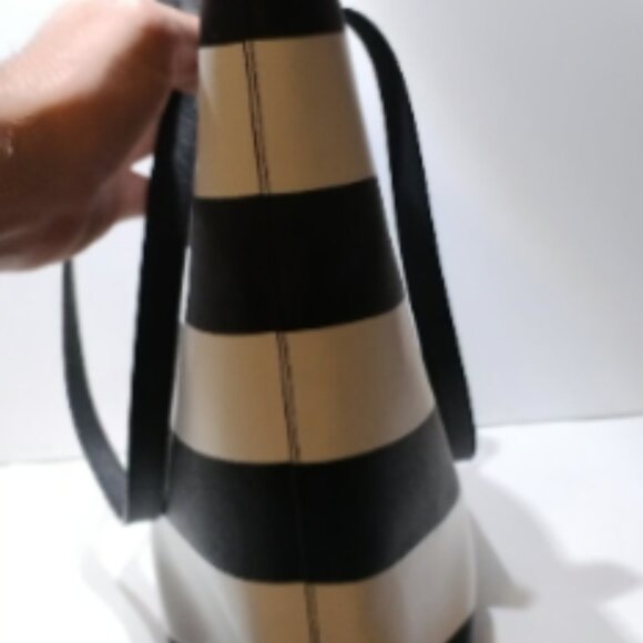 Michael Kors LG Tote With Magnetic Clasp - Picture 7 of 9